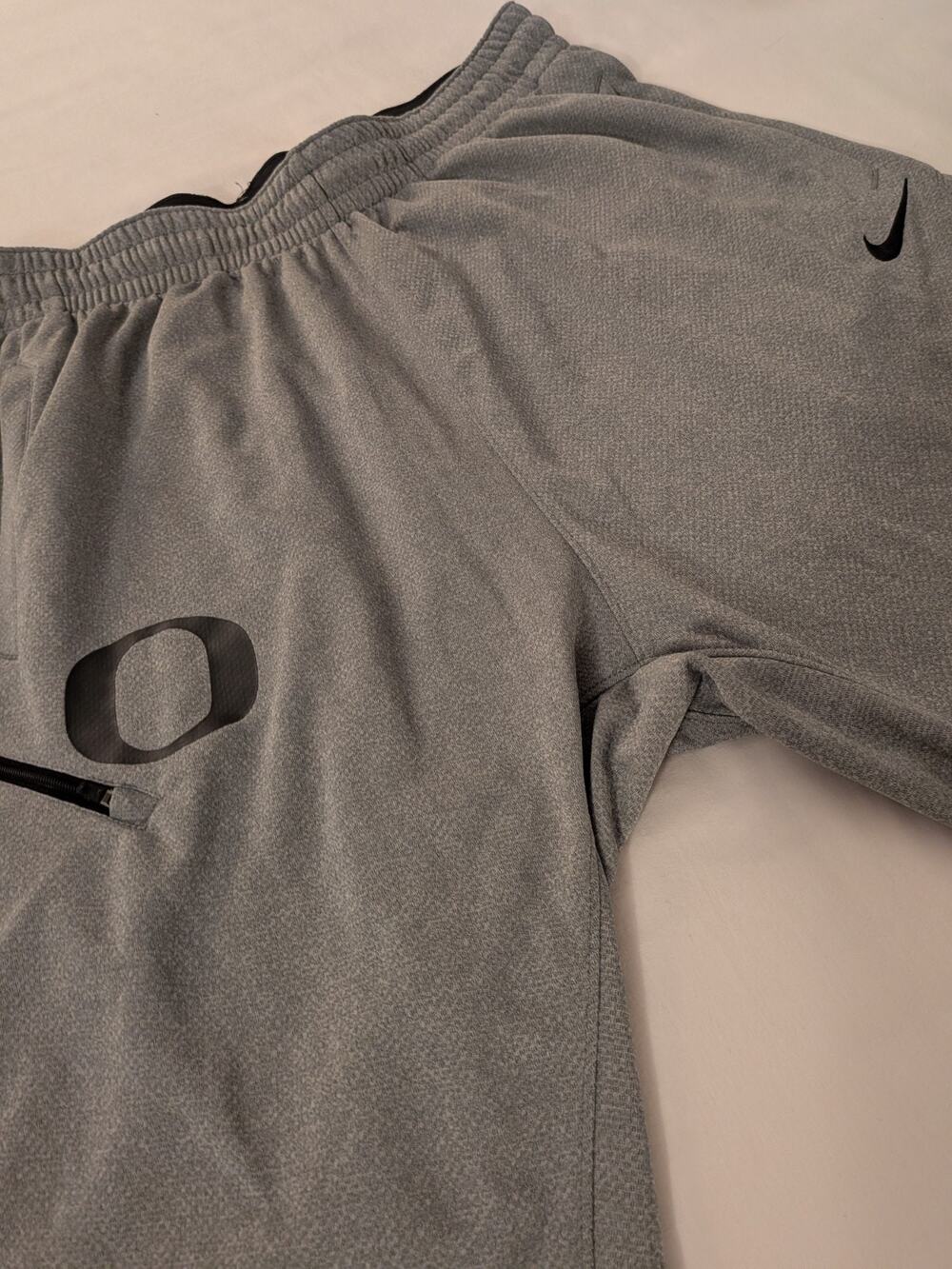 NWT Nike Oregon Ducks Dri-FIT Training Shorts Mens Large Gray Zip Pocket College